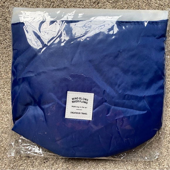 🎉NIB Travel Cosmetic Barrel Bag, Deep Blue - Picture 8 of 8